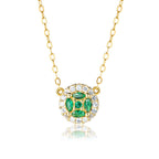 Collier vert avec une chaîne dorée et des détails argentés 