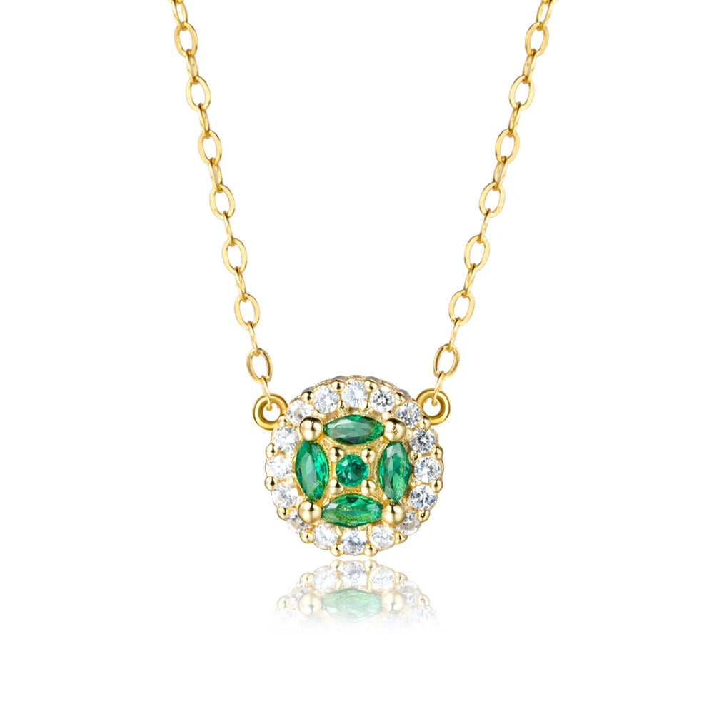 Collier vert avec une chaîne dorée et des détails argentés 