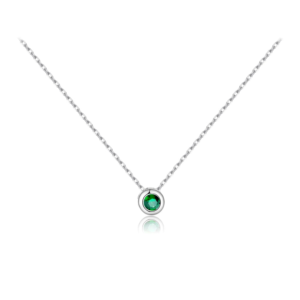 Collier vert avec un pendentif circulaire et une chaîne de couleur argentée 