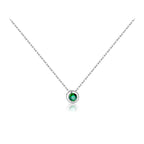 Collier vert avec un pendentif circulaire et une chaîne de couleur argentée 