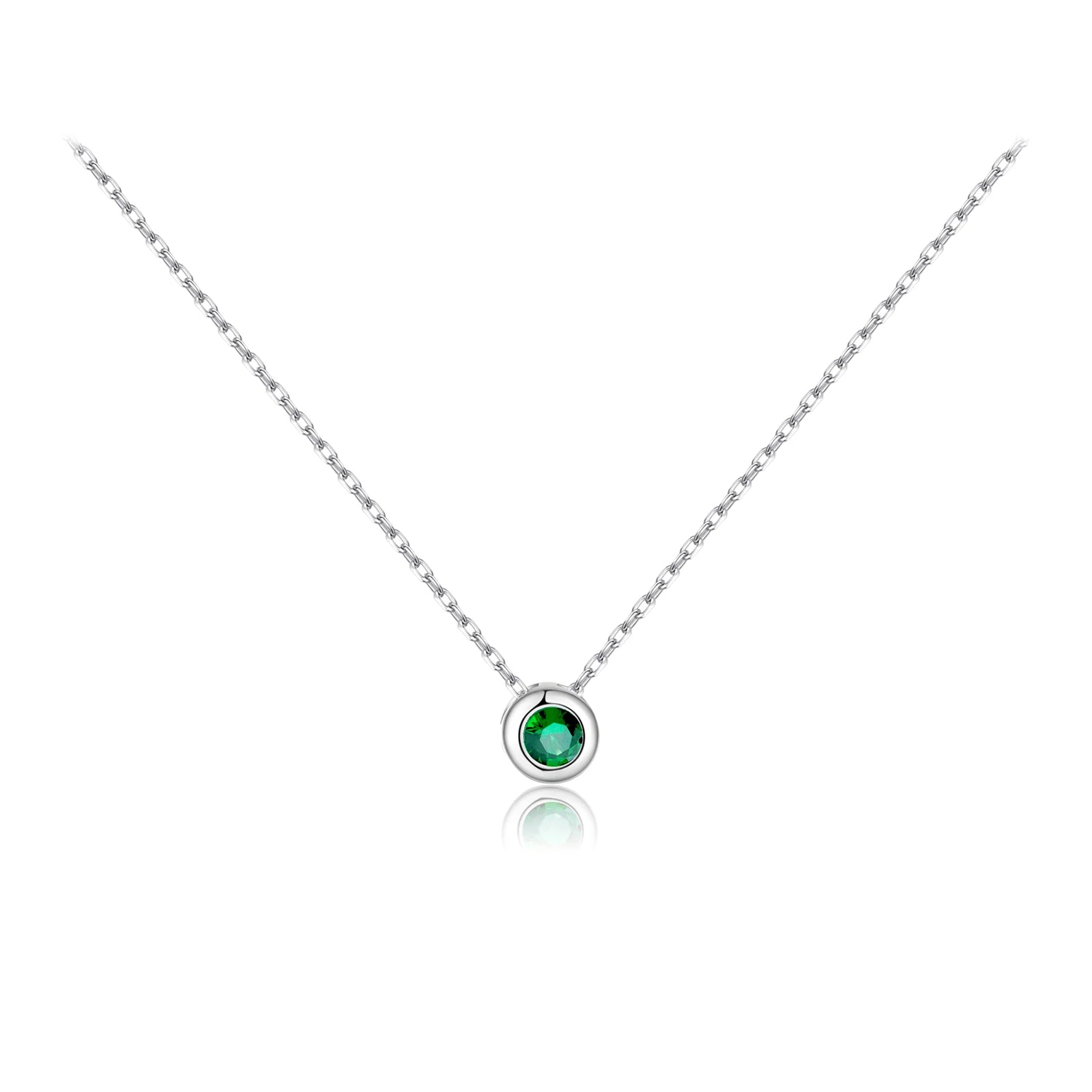 Collier vert avec un pendentif circulaire et une chaîne de couleur argentée 