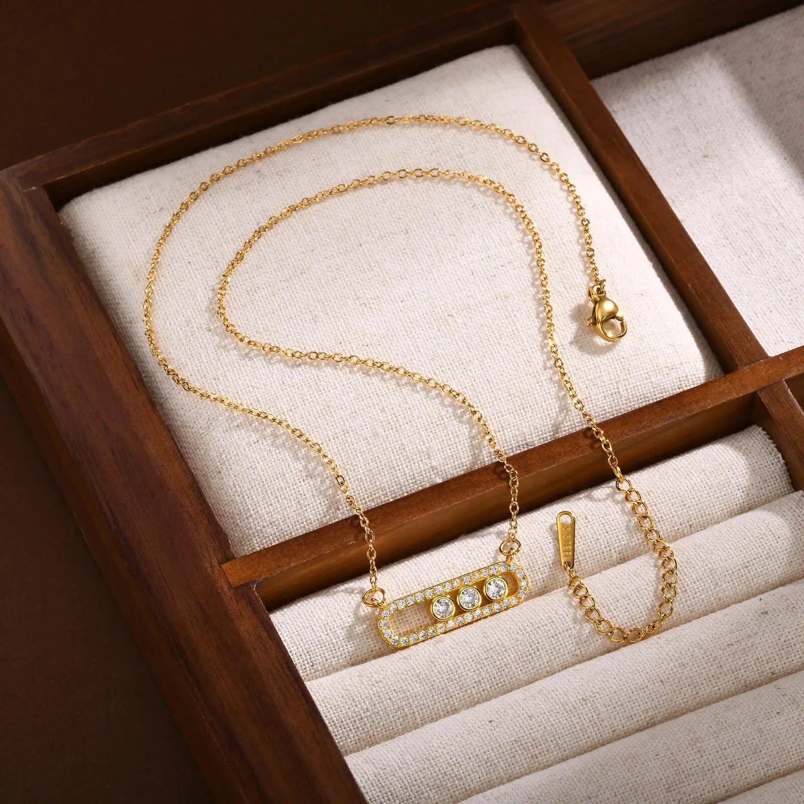 Collier doré posé sur un support 