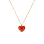 Collier rouge avec un pendentif cœur et une chaîne dorée et fine 