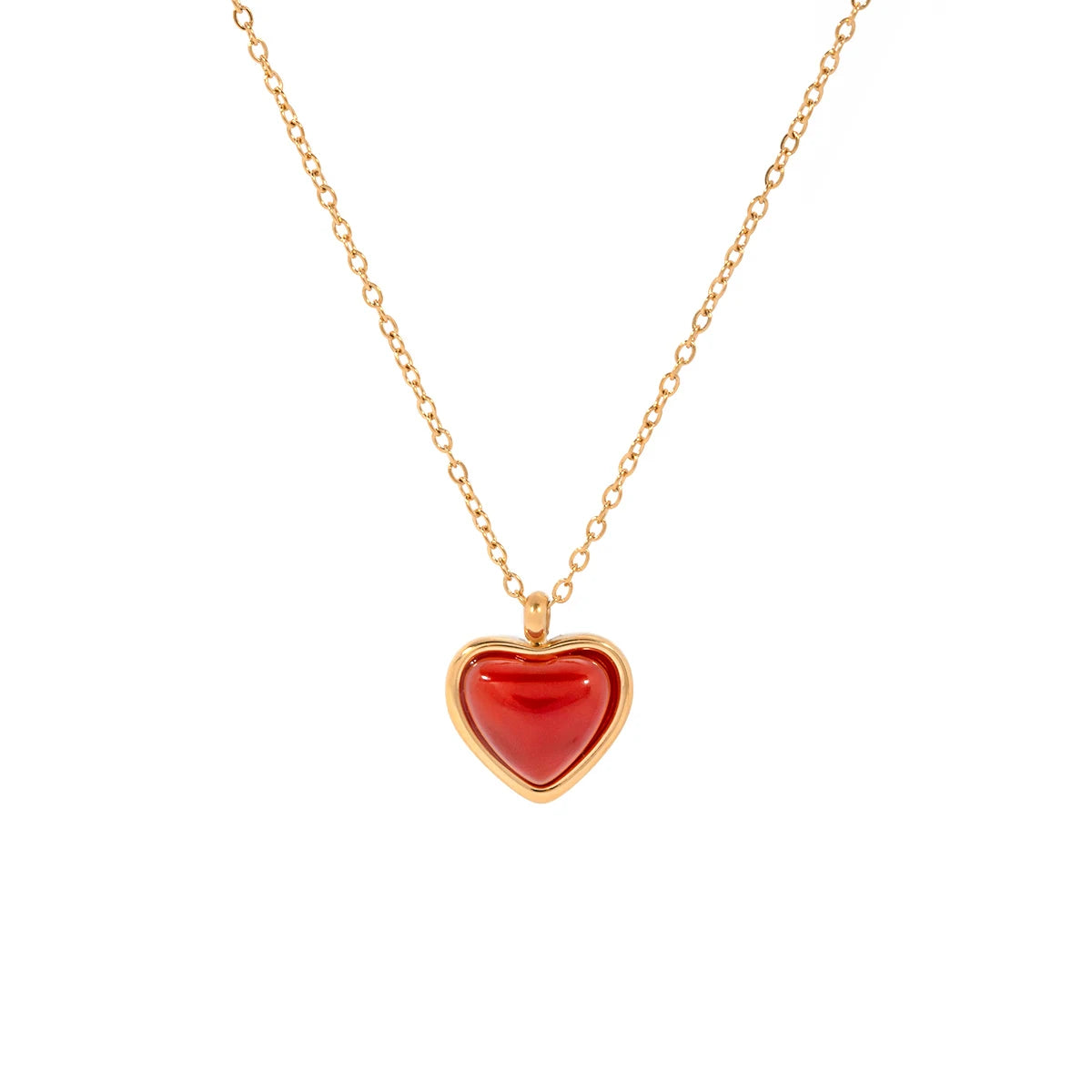 Collier rouge avec un pendentif cœur et une chaîne dorée et fine 