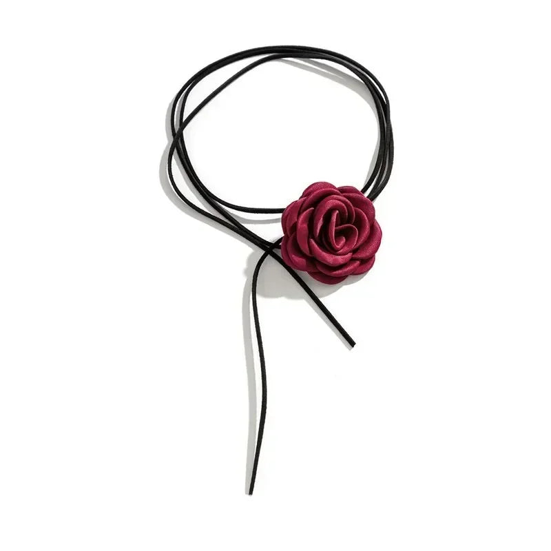 Collier fleur de couleur noire et rouge 