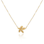 Collier fleur avec un design élégant et de couleur dorée 