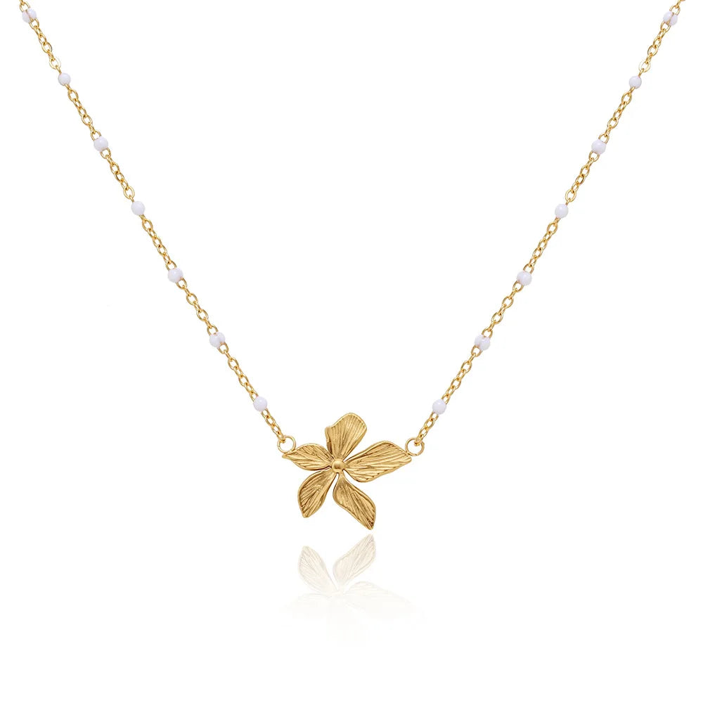 Collier fleur avec un design élégant et de couleur dorée 