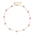 Collier fleur avec des motifs de fleurs de couleur rose 