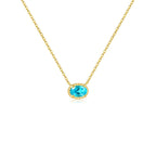 Collier bleu avec chaîne dorée et pendentif circulaire très discret 