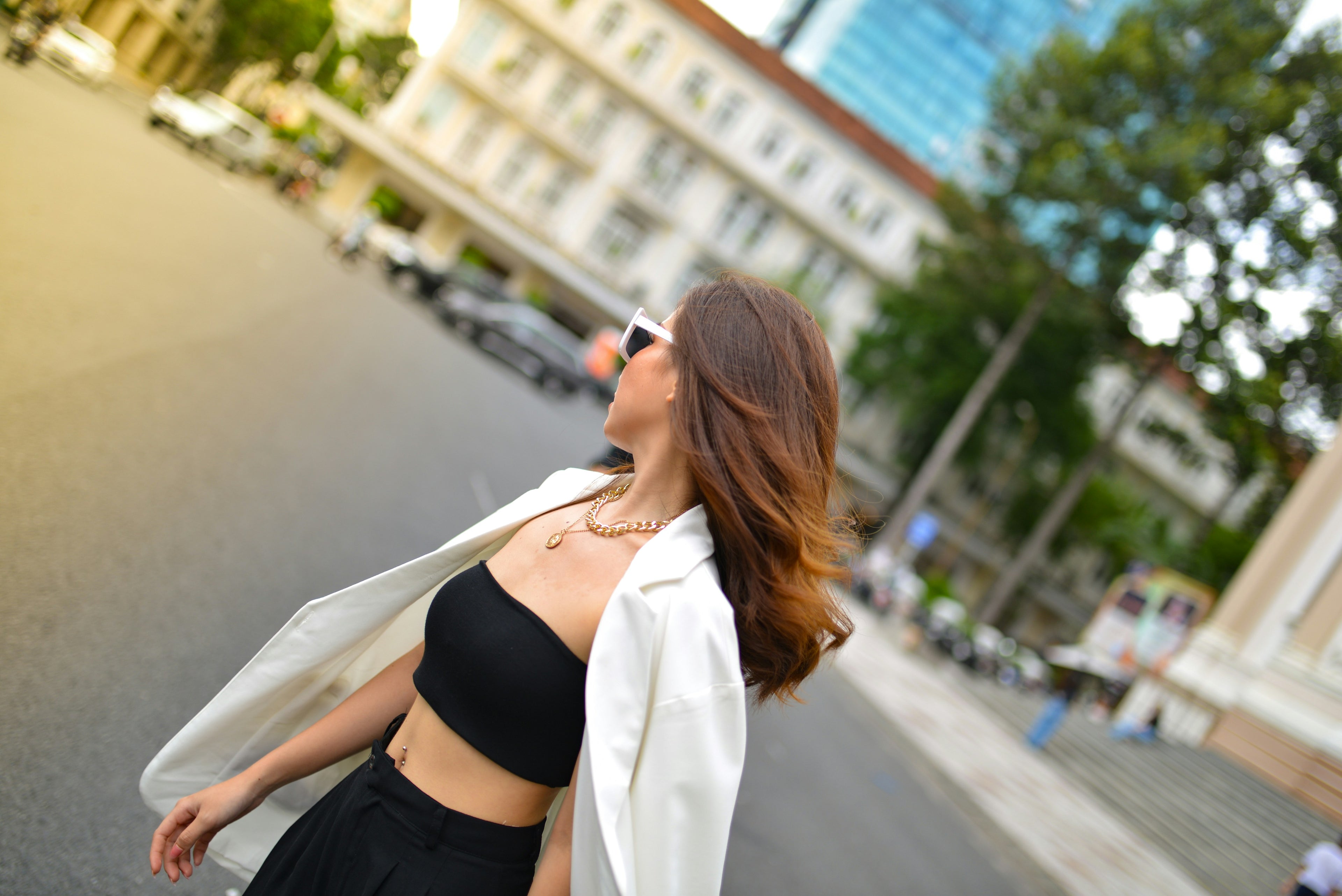 Femme portant un collier vue de profil