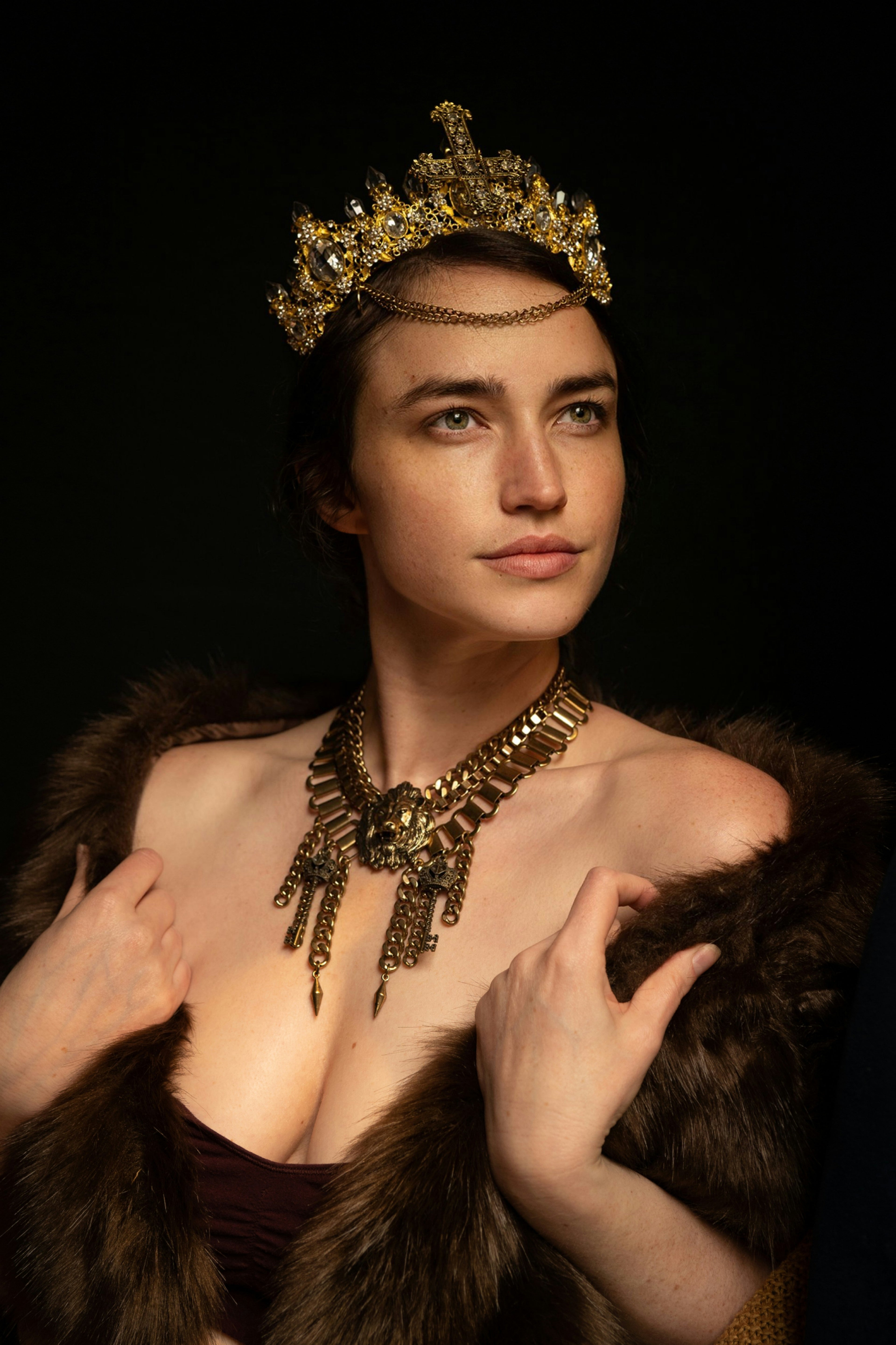 Femme élégante portant un gros collier pour femme