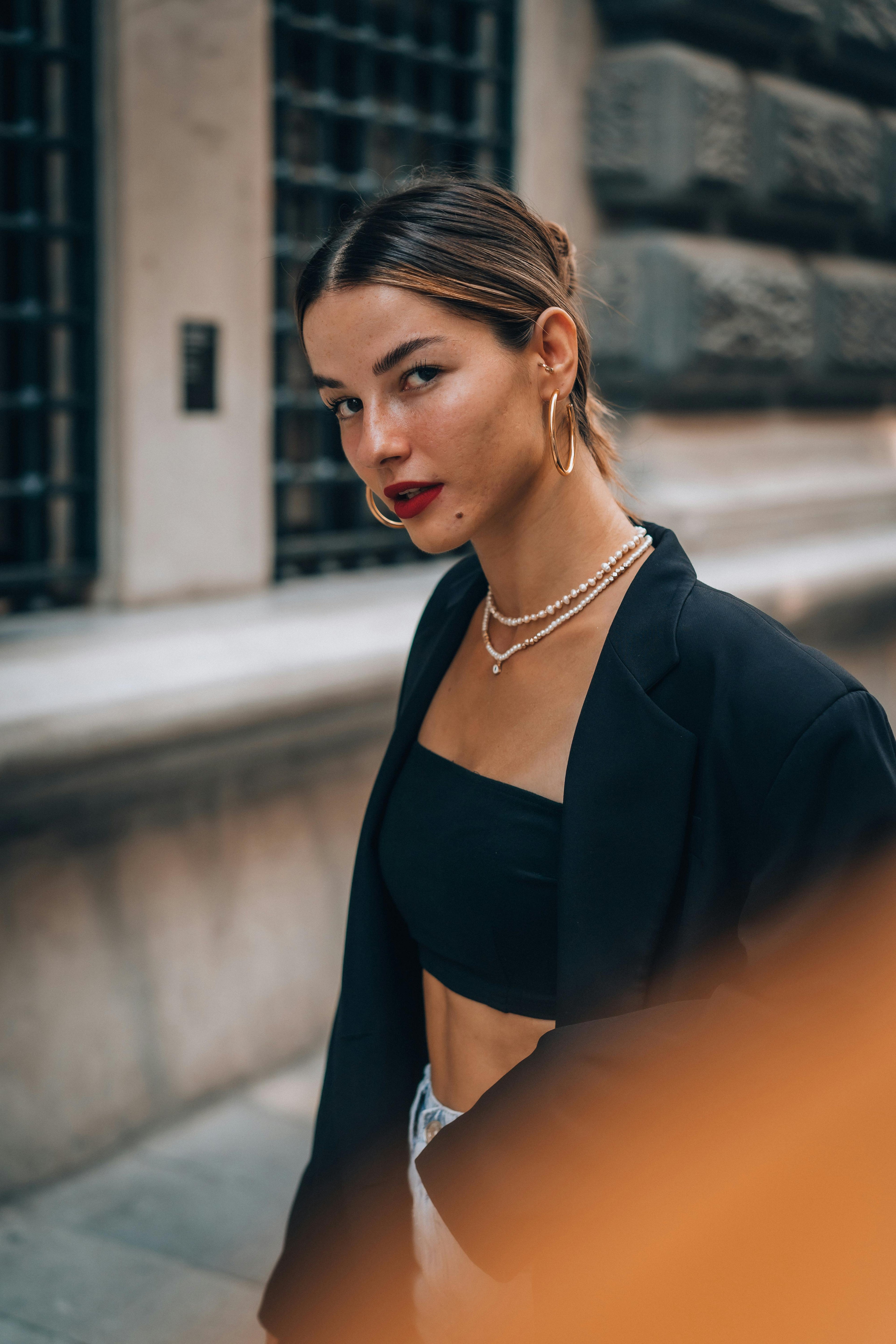 Femme portant des bijoux et un collier blanc avec deux rangs
