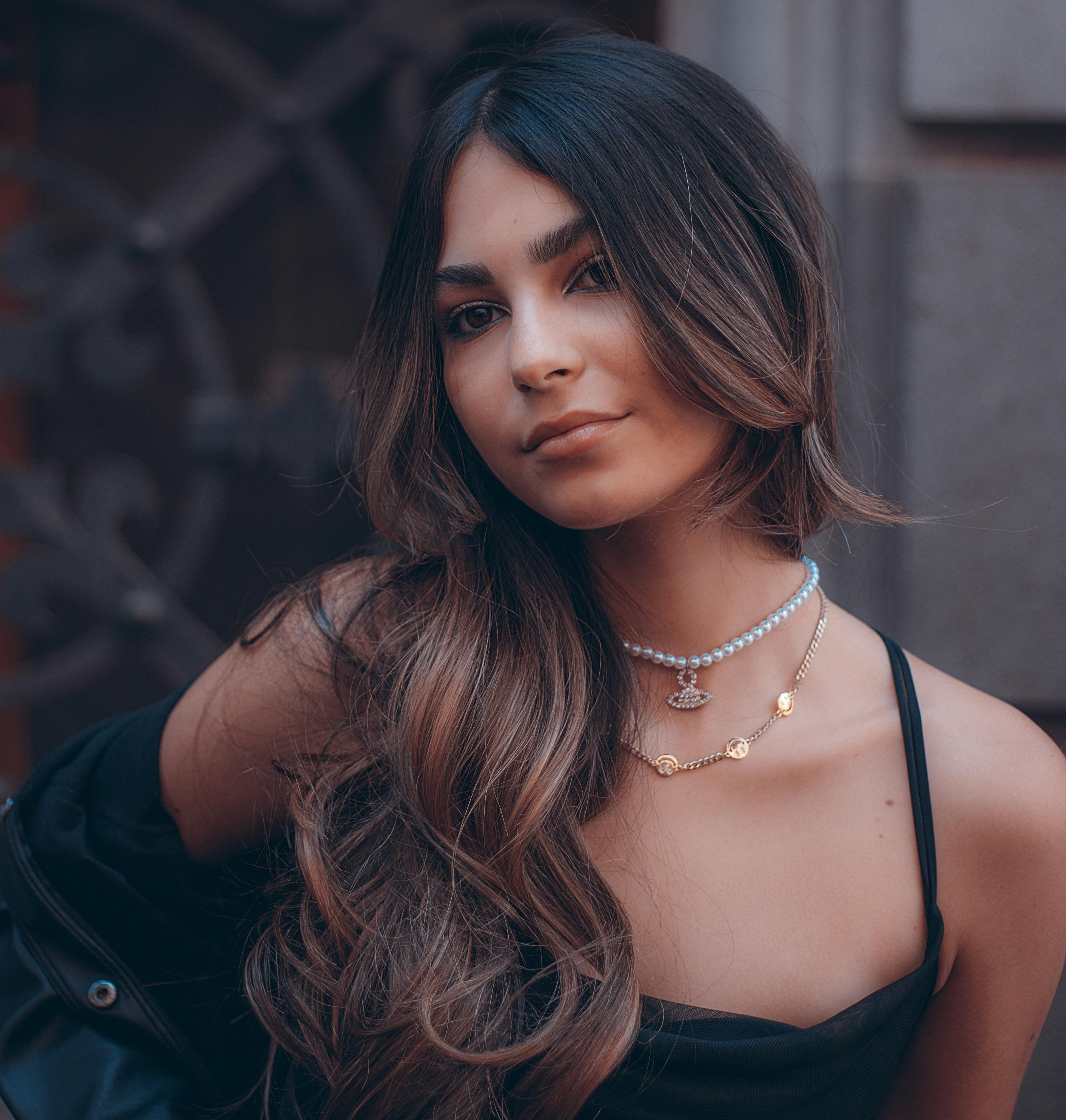 Jeune femme portant plusieurs colliers de styles différents