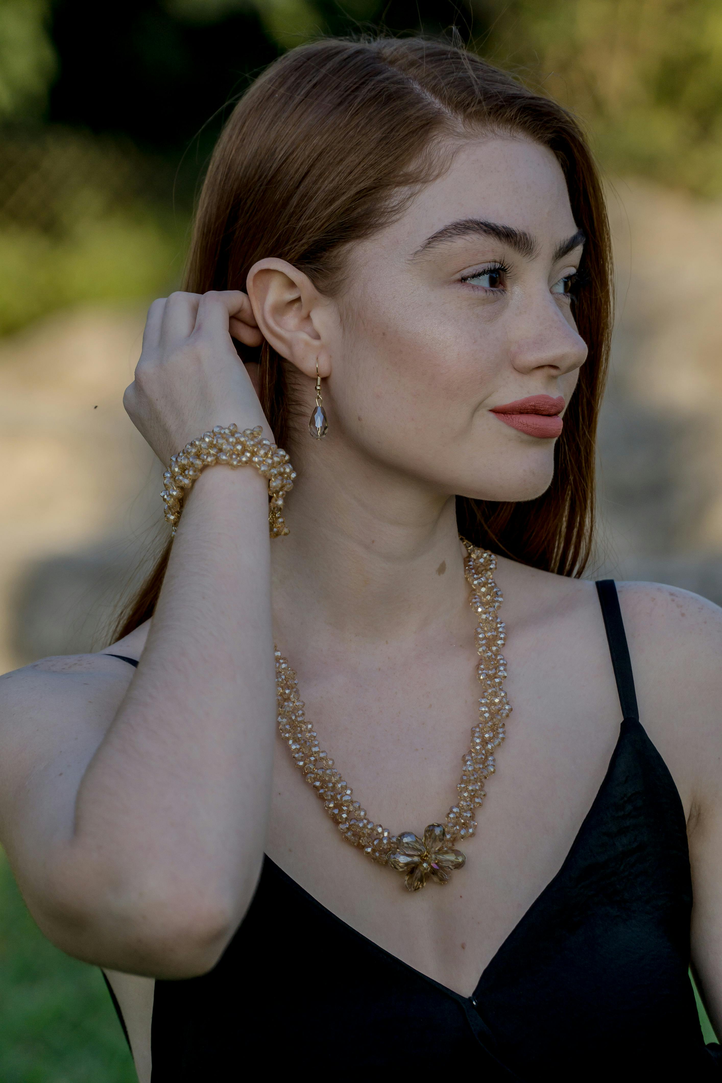 Femme regardant sur le côté et portant un gros collier