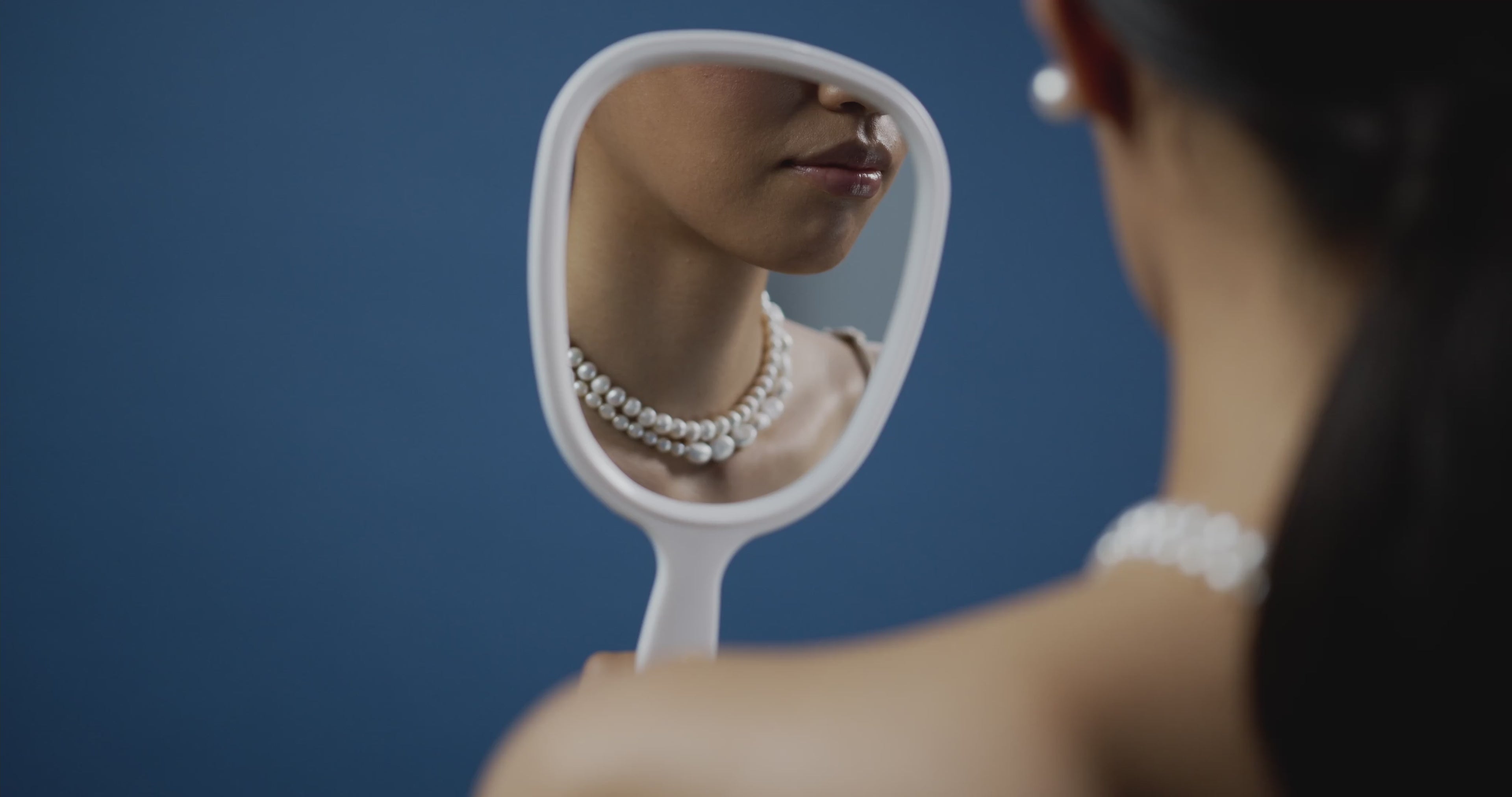Femme portant un collier en perles